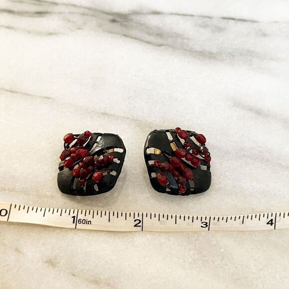 Vintage Abstract Seed Bead Earrings Red Beads Black Metal Diamond Shape Stud - Picture 6 of 6